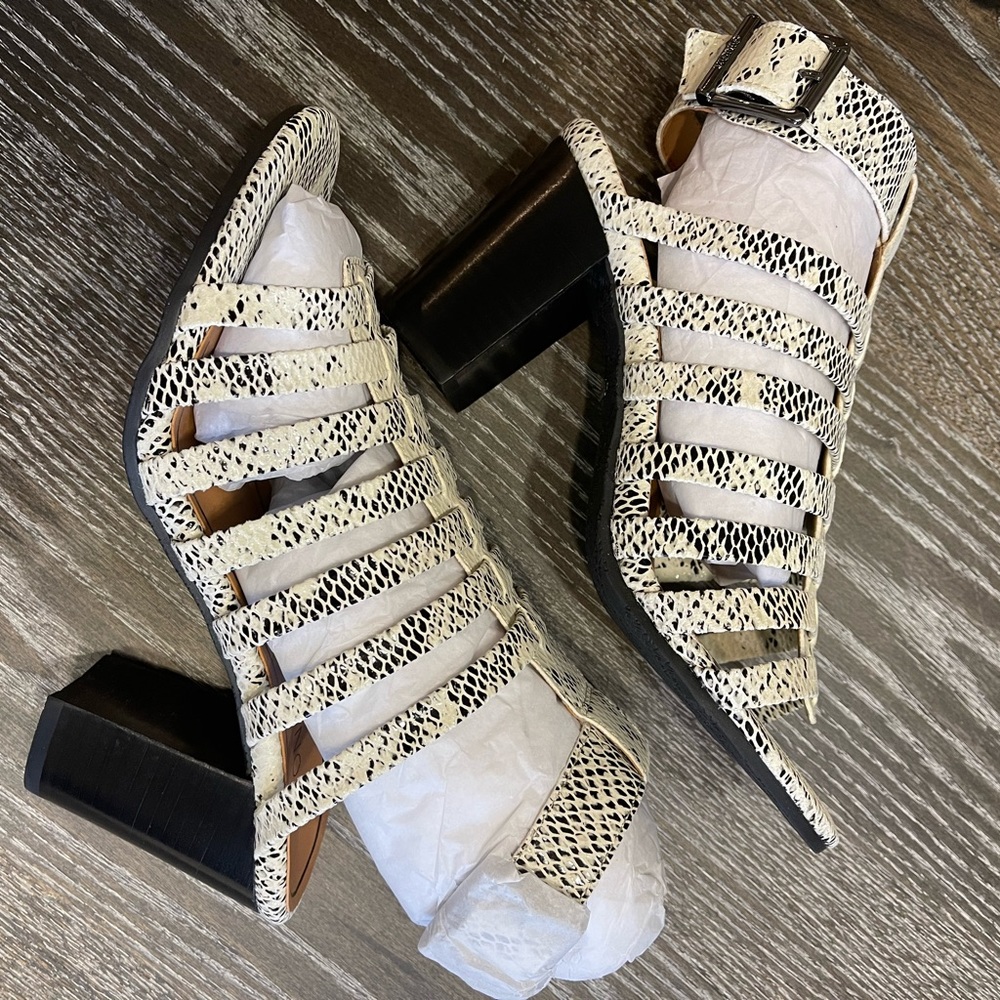 New In Box-Vionic Snakeskin Print Heels🐍 - Picture 3 of 4